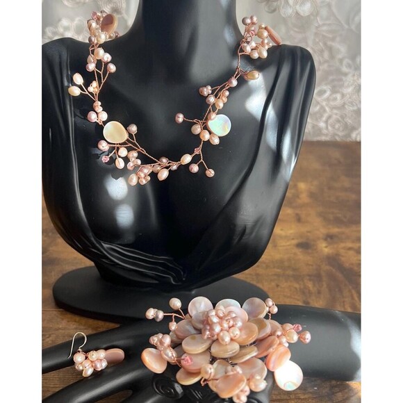 Unbranded Jewelry - Vintage gold and pearl matching necklace and earring set.